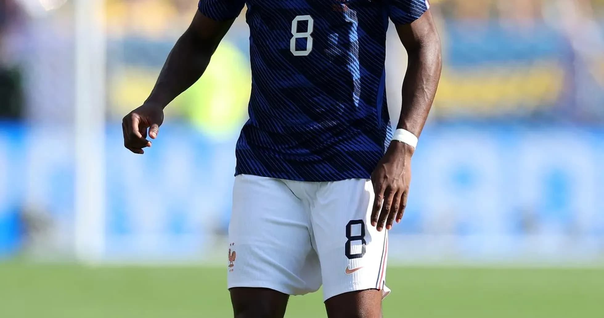 Jugador de Francia con balón en campo de fútbol