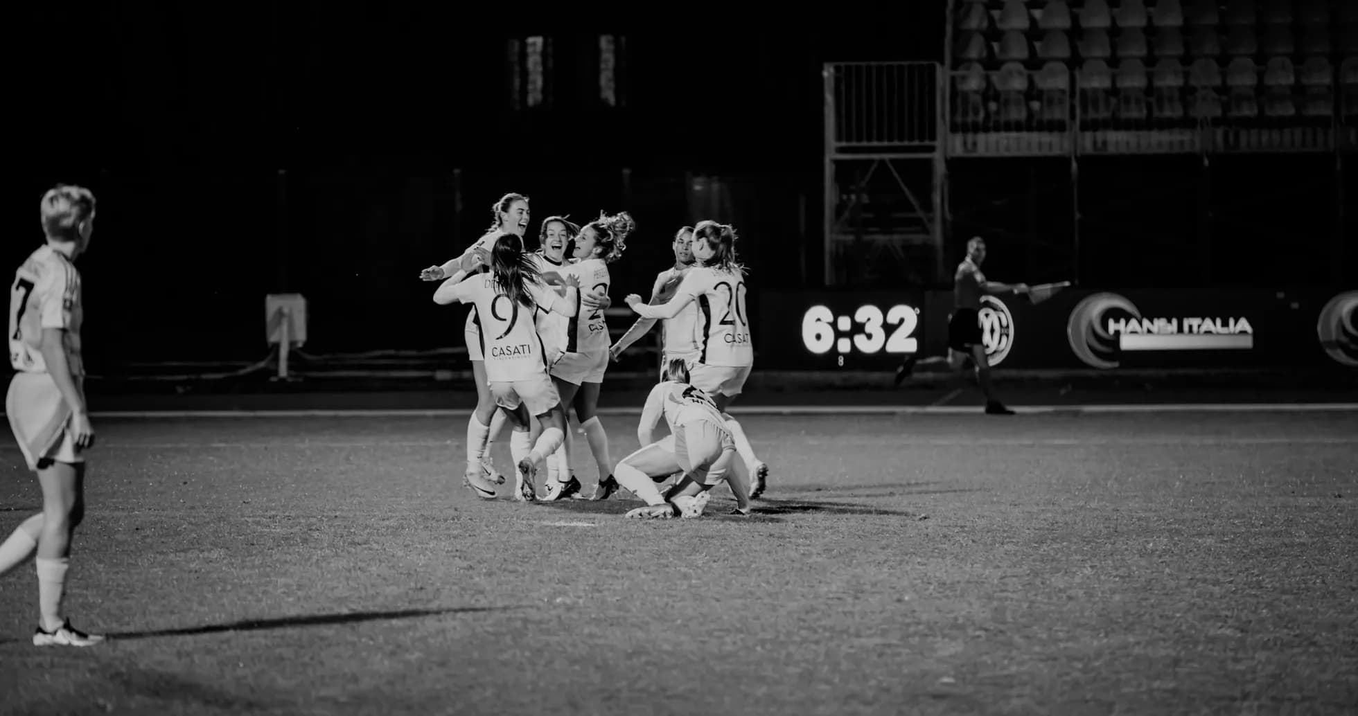 Jugadoras celebrando un gol en el partido