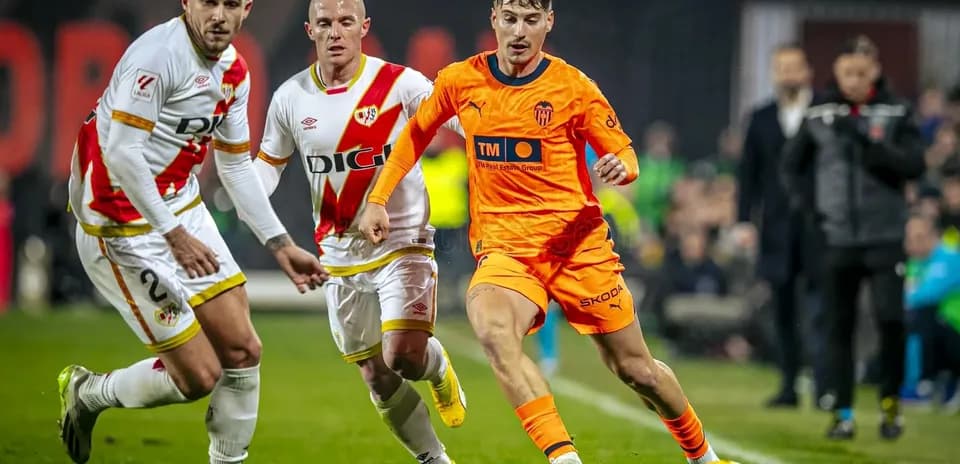 Jugador de Valencia driblando a rivales de Rayo Vallecano