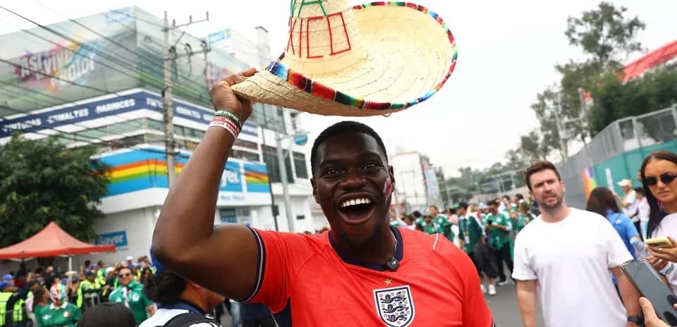 Hombre con sombrero en fan fest de fútbol