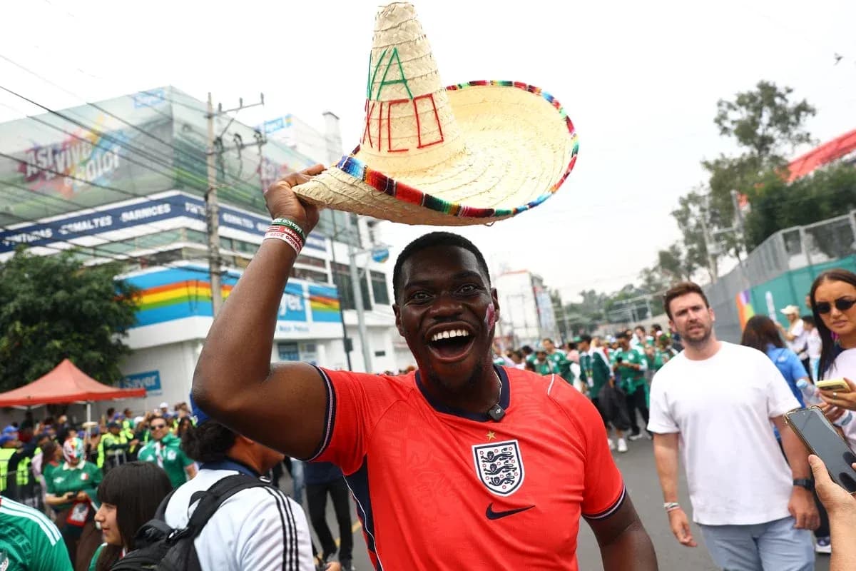 Hombre con sombrero en fan fest de fútbol