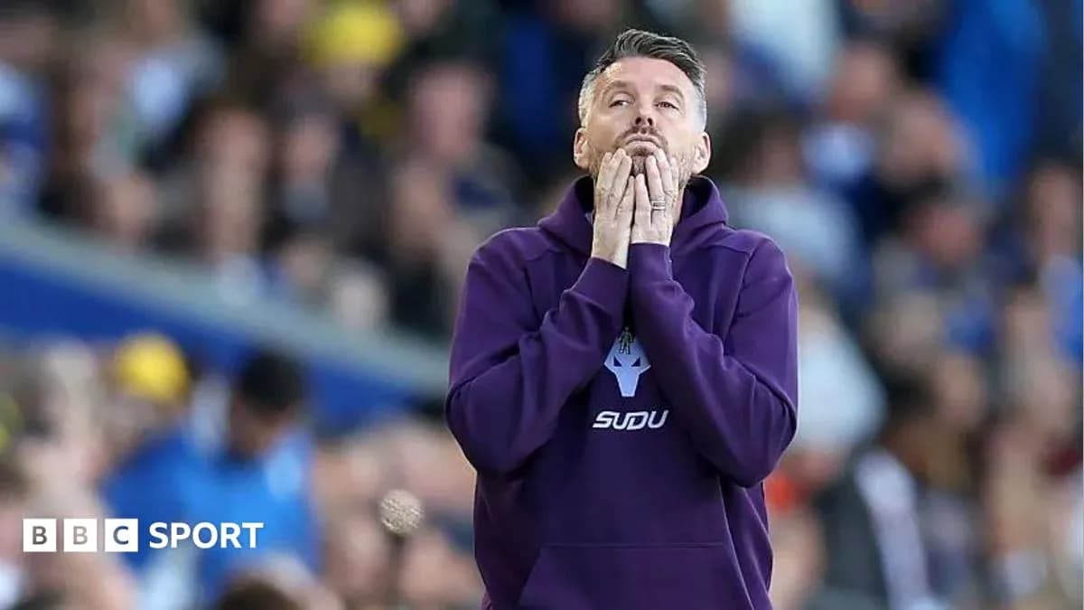 Entrenador en la banda durante un partido