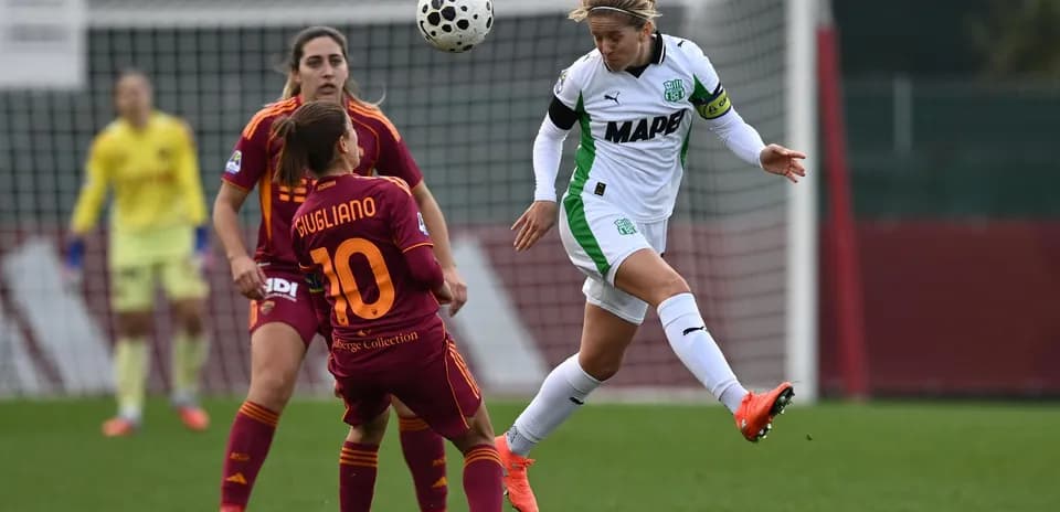 Jugadora de Sassuolo en acción durante el partido