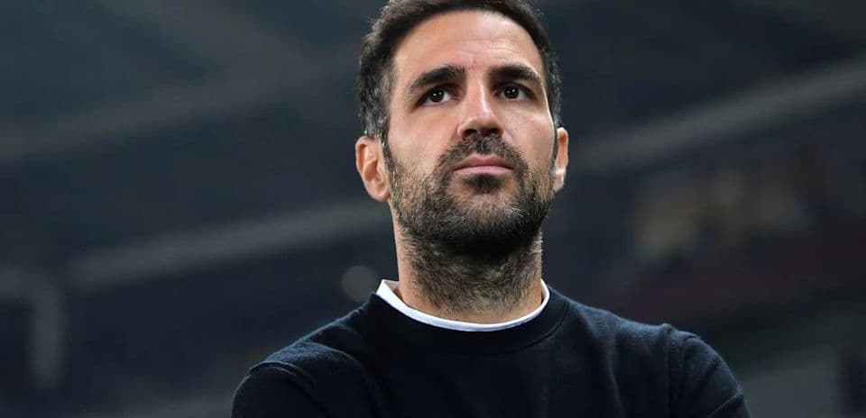 Entrenador observando durante un partido de fútbol