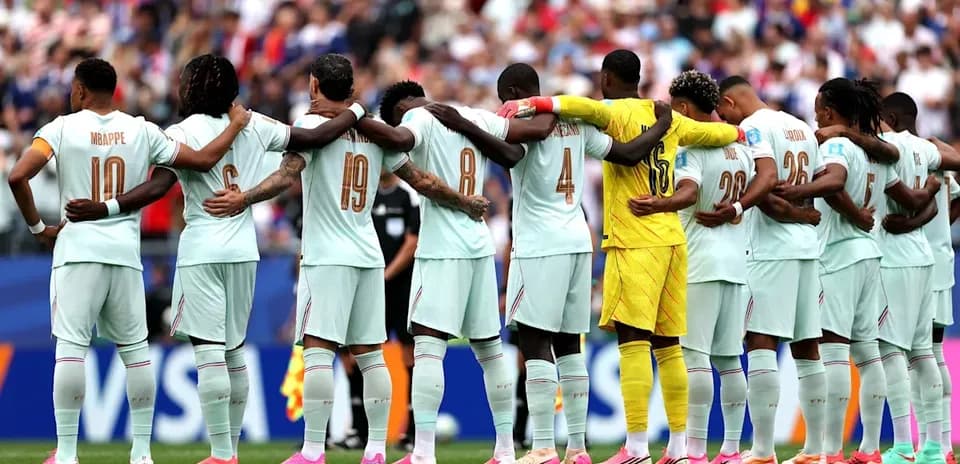 Jugadores de Francia formando fila antes del partido
