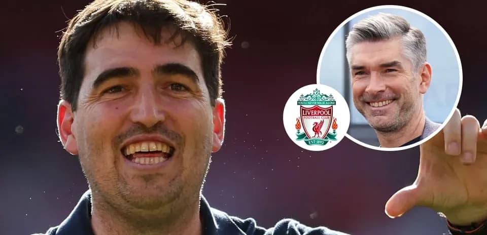 Entrenador sonriente en evento con logo de Liverpool