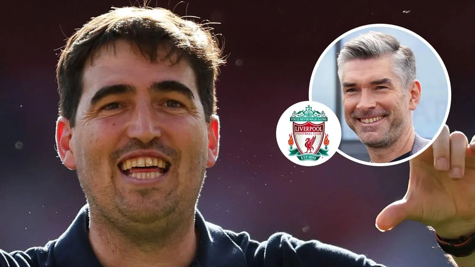 Entrenador sonriente en evento con logo de Liverpool