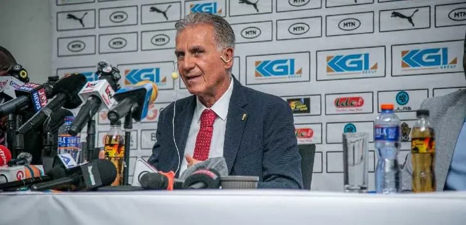 Entrenador en rueda de prensa con micrófonos