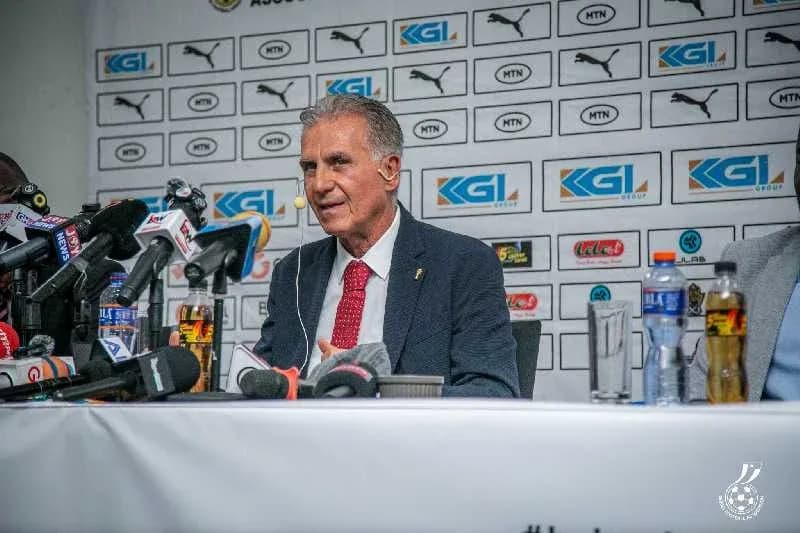 Entrenador en rueda de prensa con micrófonos