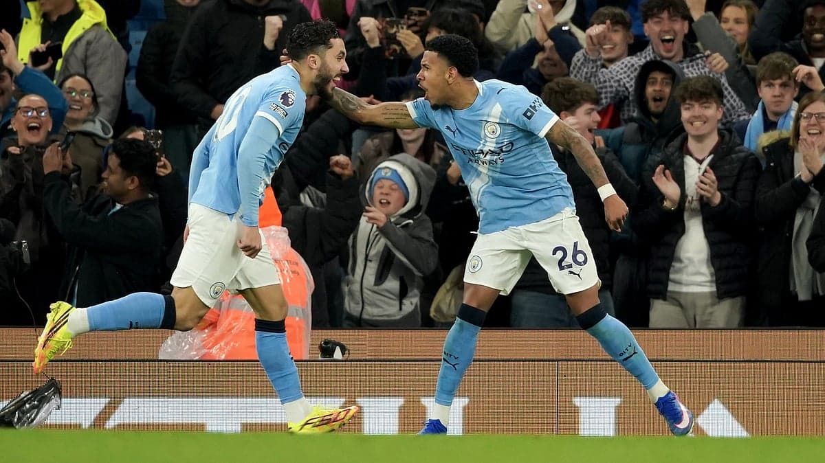 Jugadores de Manchester City celebrando un gol