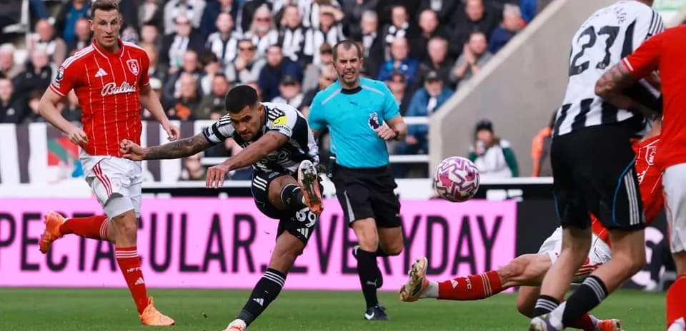 Gol de un jugador de Newcastle contra Nottingham Forest