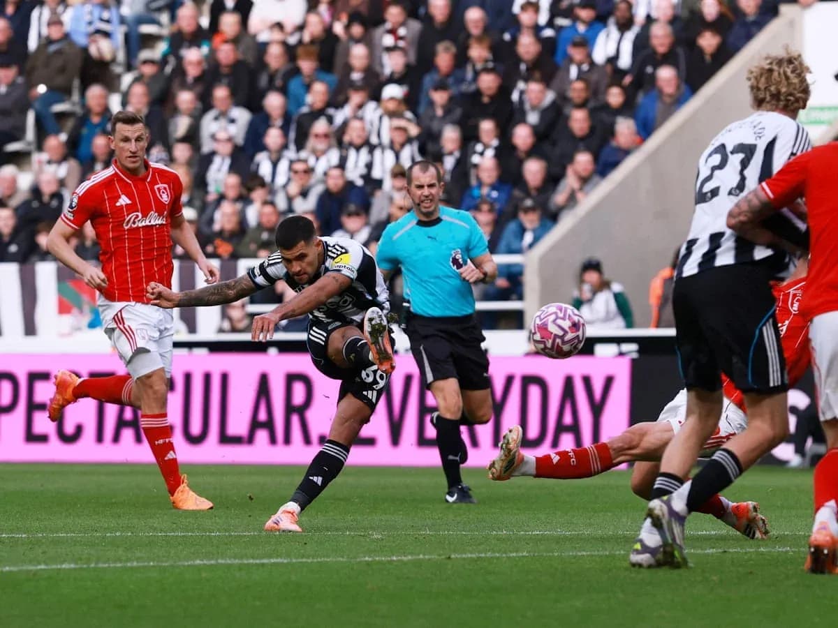 Gol de un jugador de Newcastle contra Nottingham Forest