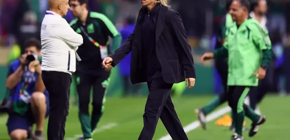 Entrenador caminando en el campo durante el partido