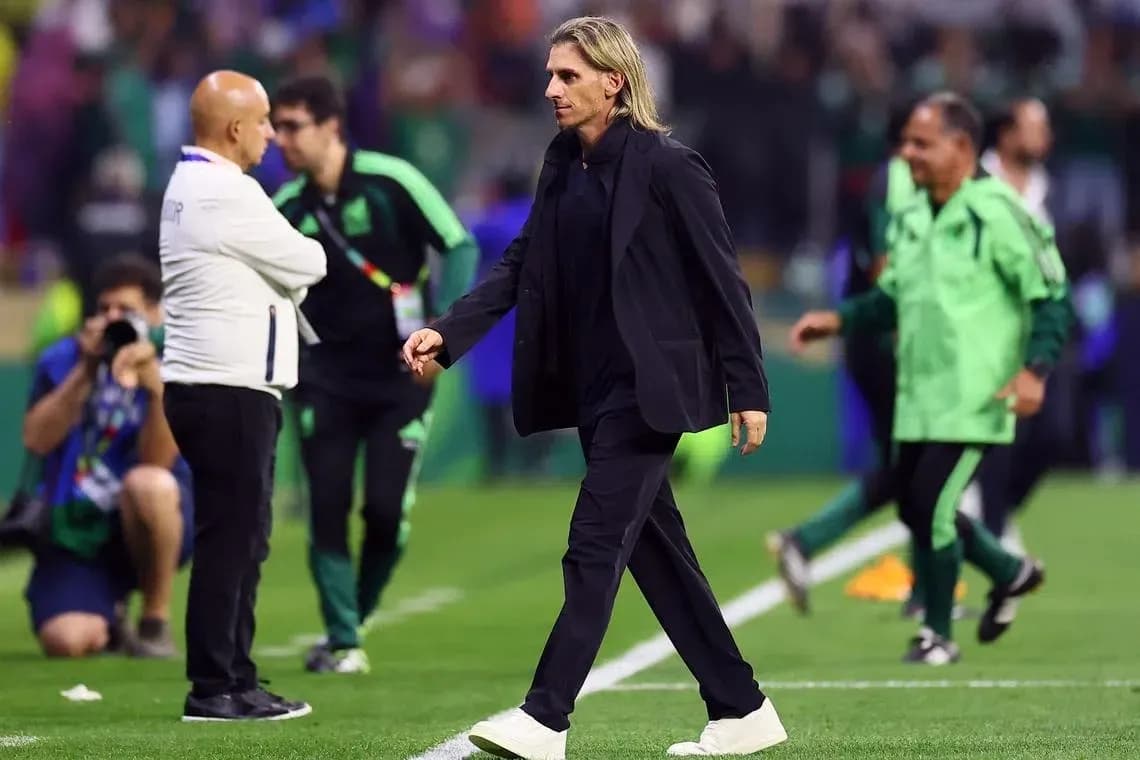 Entrenador caminando en el campo durante el partido