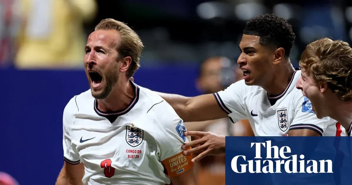 Jugador de Inglaterra celebra un gol con compañeros