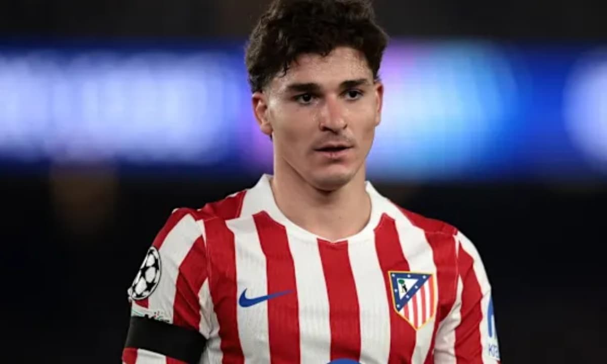 Jugador de Atlético de Madrid en uniforme de juego