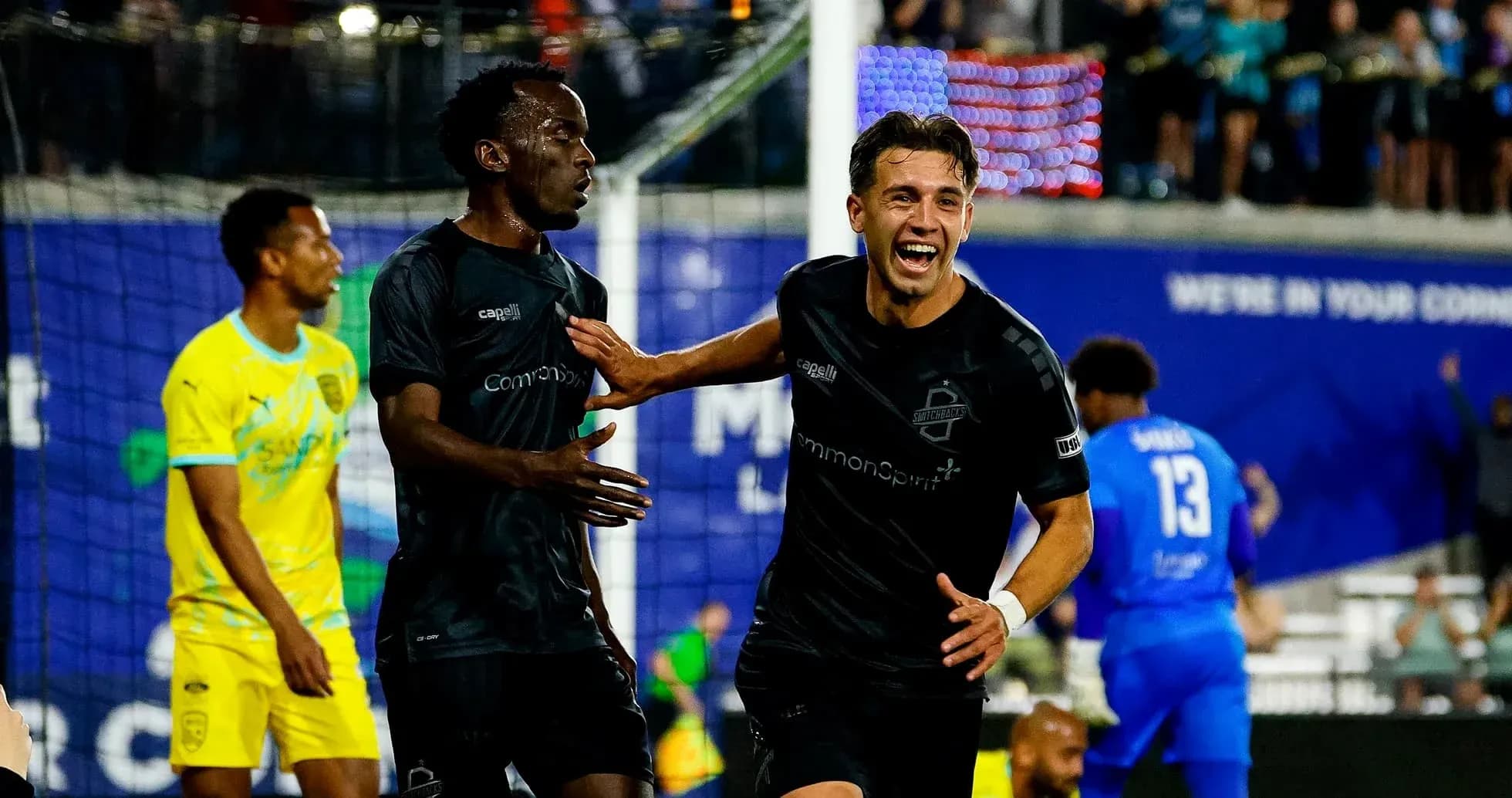 Jugadores celebrando un gol durante el partido