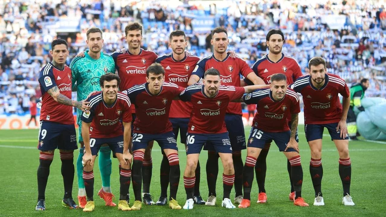 Jugadores de Osasuna posando para la foto de equipo