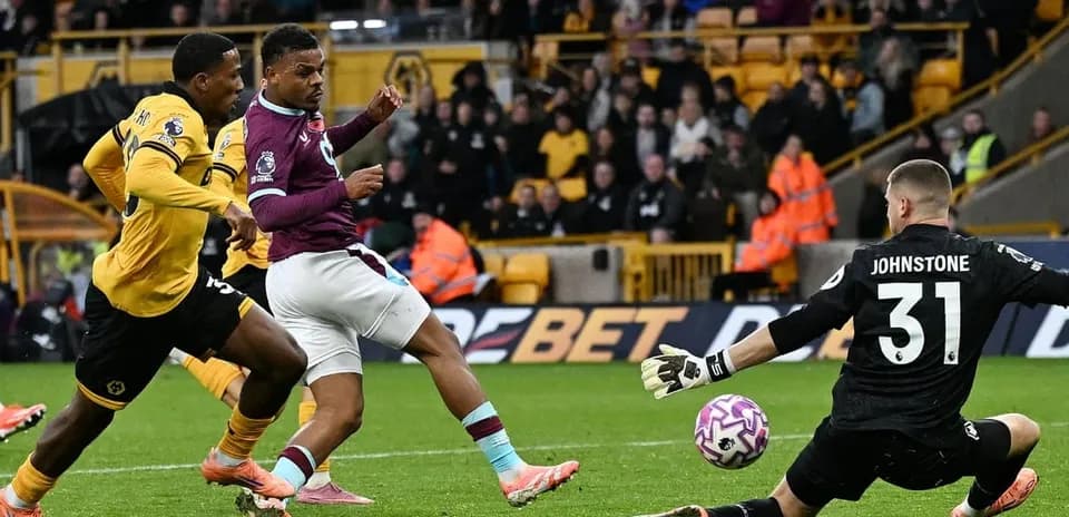 Jugador de Burnley intenta marcar contra Wolves