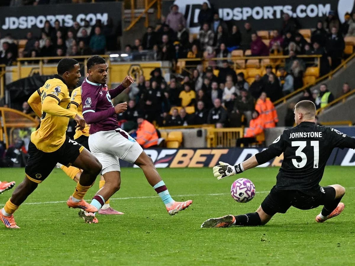 Jugador de Burnley intenta marcar contra Wolves