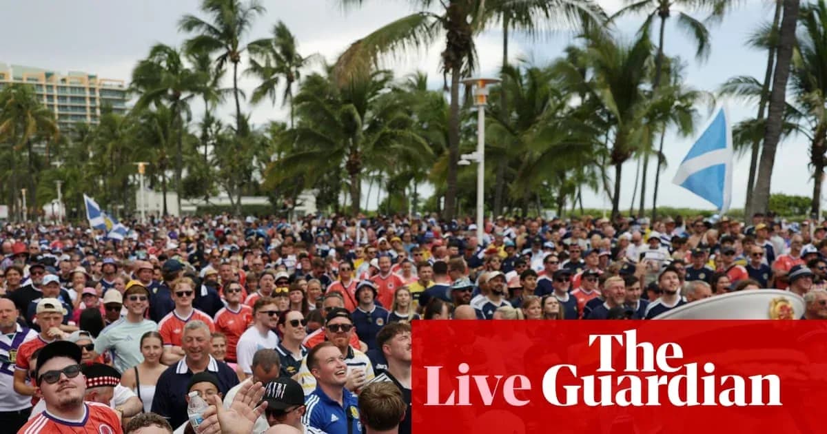 Multitud de aficionados en evento al aire libre