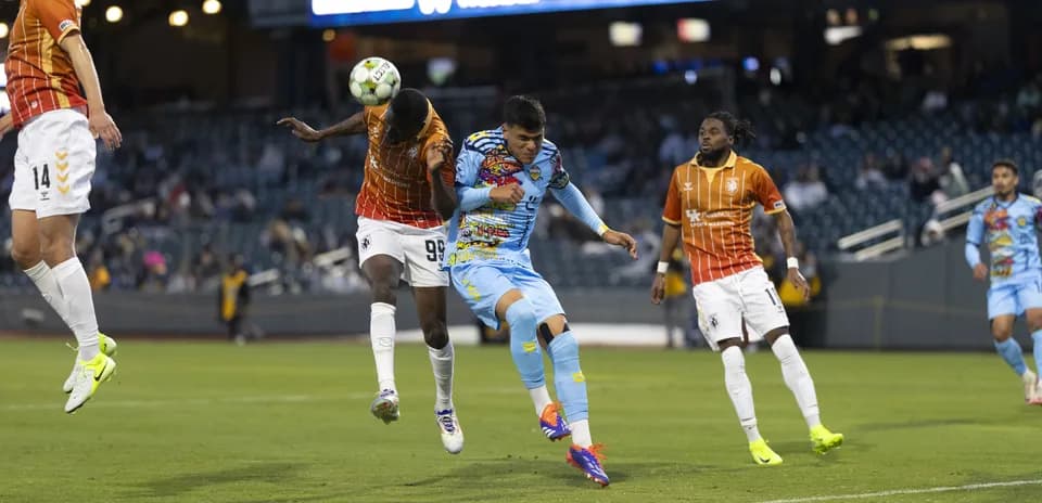 El Paso Locomotive contra Lexington en el campo