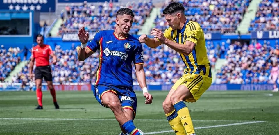 Jugador de Getafe disputa el balón contra Oviedo