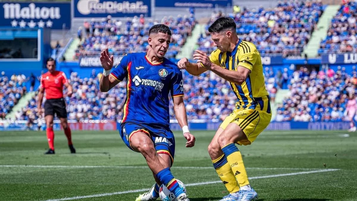 Jugador de Getafe disputa el balón contra Oviedo