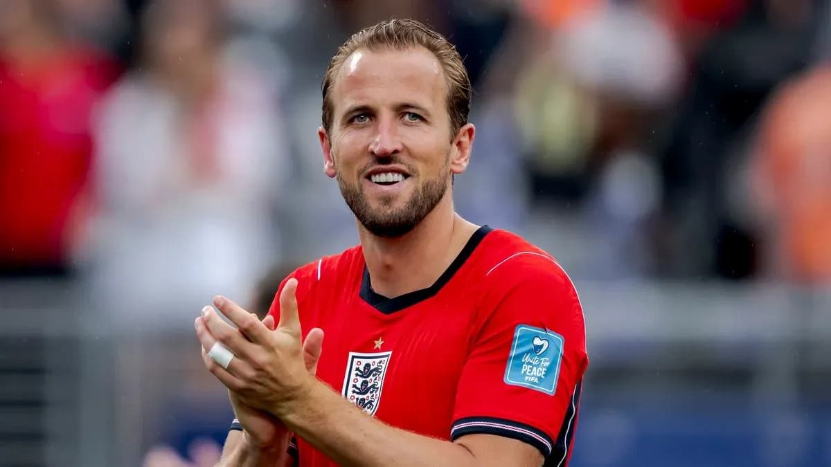 Jugador aplaudiendo en partido de fútbol