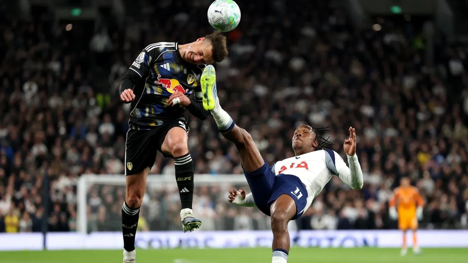 Portero de Leeds United despejando el balón en el aire