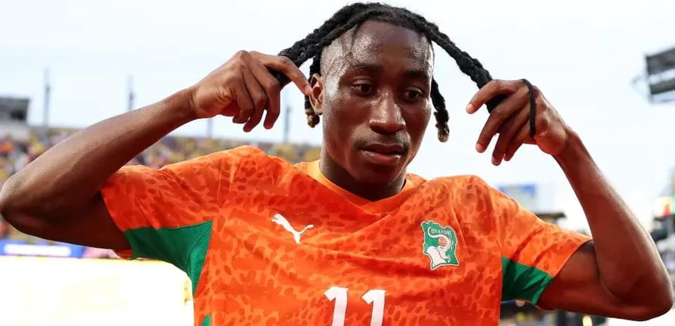 Jugador de fútbol ajustando su cabello después del partido