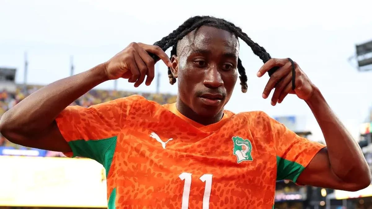 Jugador de fútbol ajustando su cabello después del partido