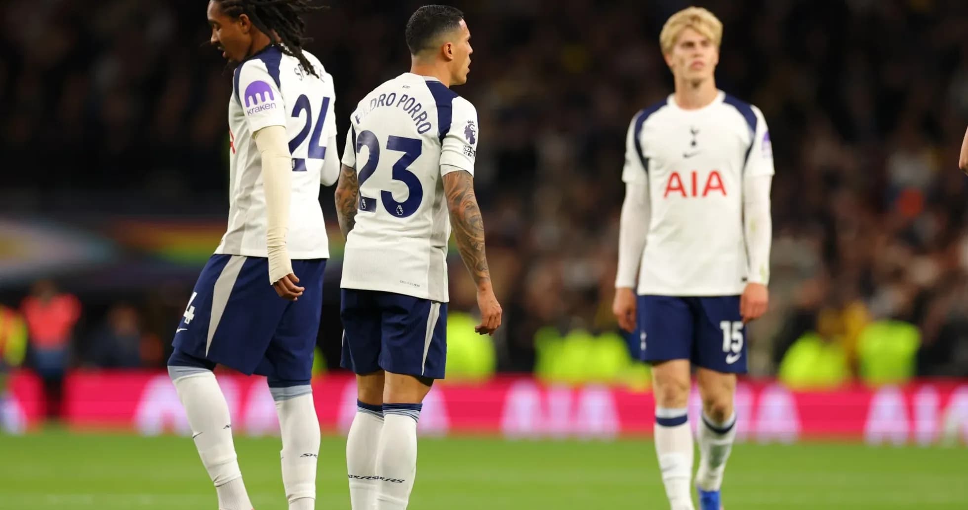 Jugadores de Tottenham caminando por el campo