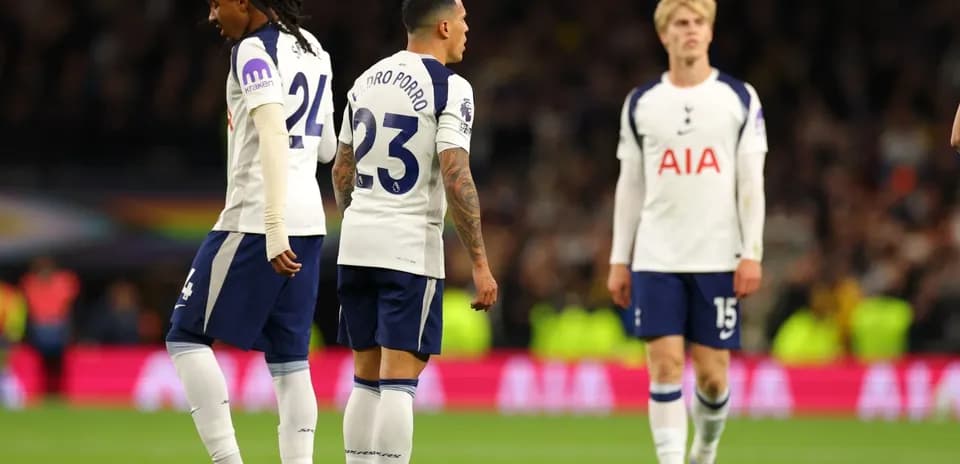 Jugadores de Tottenham caminando por el campo