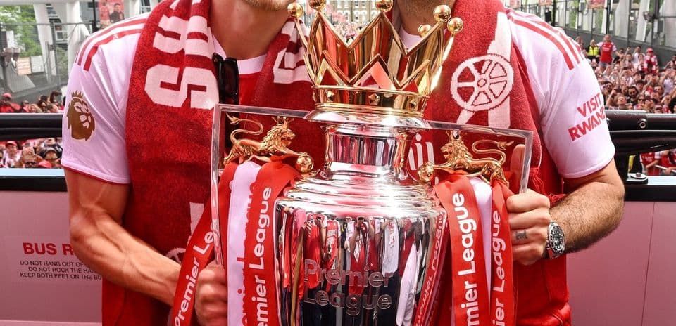 Jugadores sosteniendo el trofeo de la Premier League
