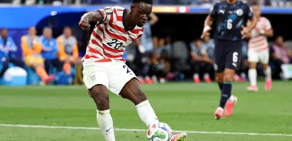 Jugador de Estados Unidos pasando el balón durante partido