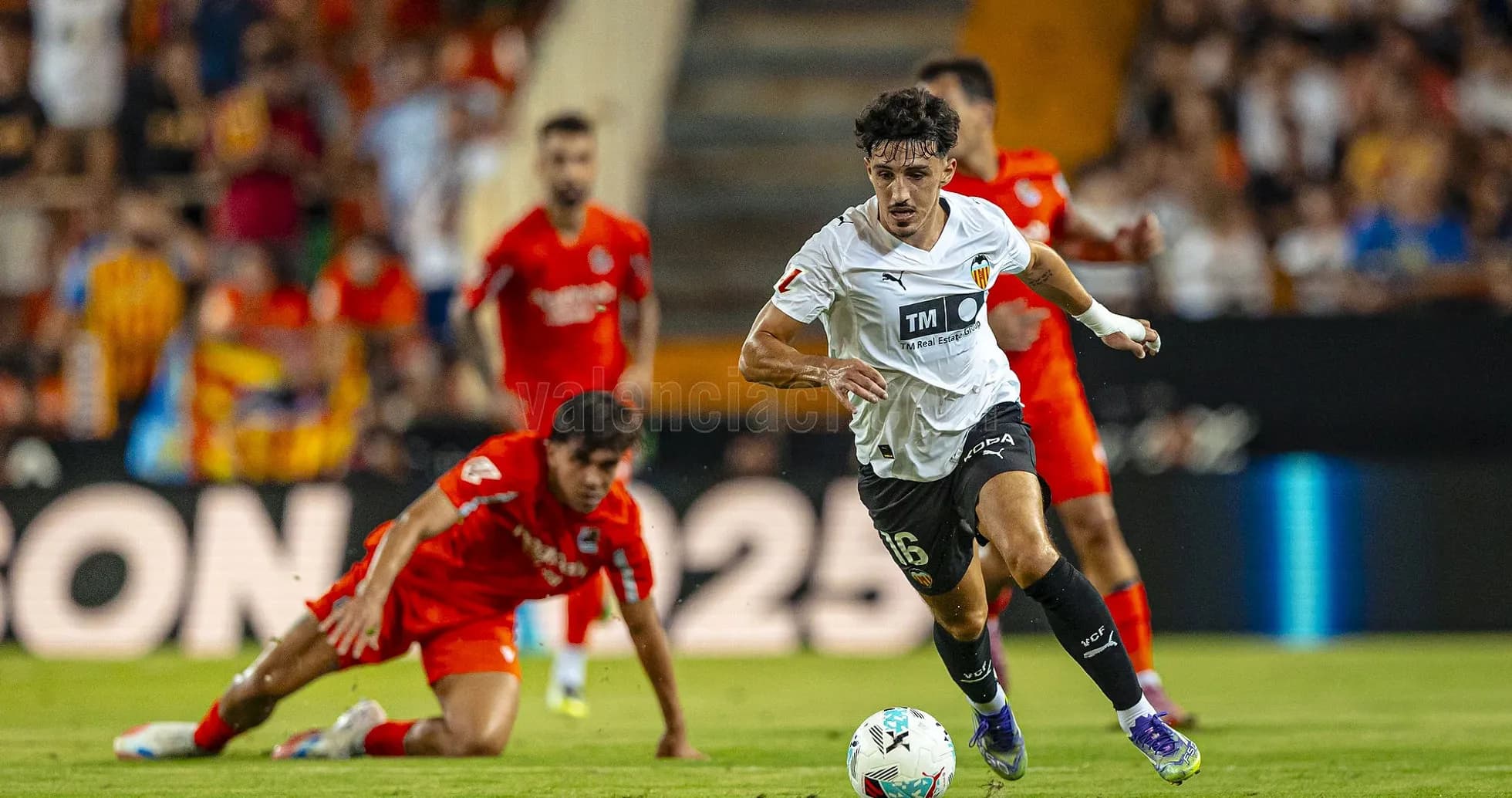 Jugador de Valencia corriendo con el balón