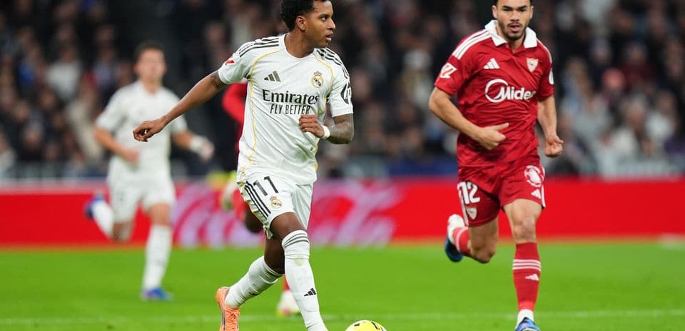 Jugador de Real Madrid corriendo con el balón