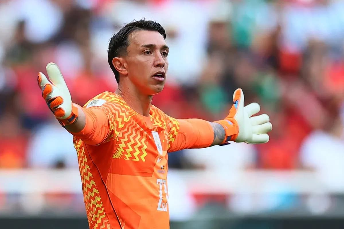 Portero gesticulando durante un partido de fútbol