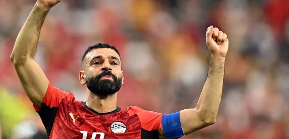 Jugador de Egipto levantando los brazos en celebración
