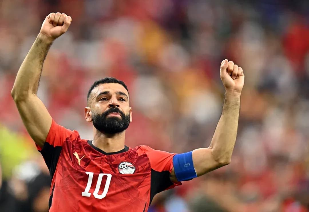 Jugador de Egipto levantando los brazos en celebración