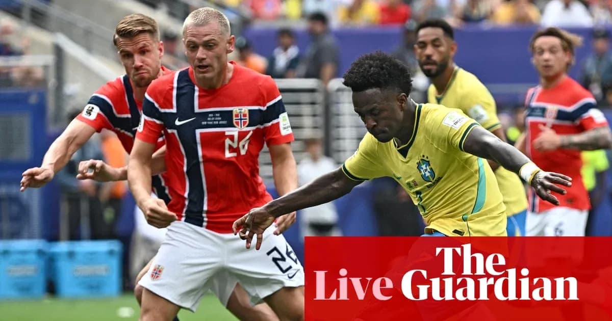Jugador de Brasil driblando a defensores noruegos en partido