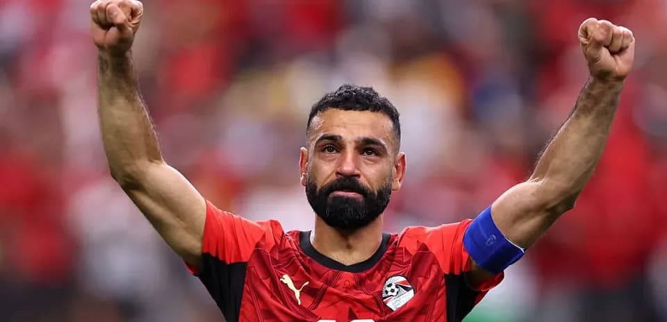Jugador egipcio celebrando con los brazos levantados