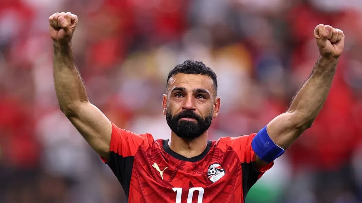 Jugador egipcio celebrando con los brazos levantados