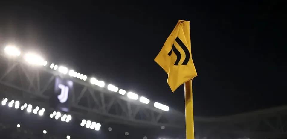 Bandera amarilla de córner en estadio de Juventus