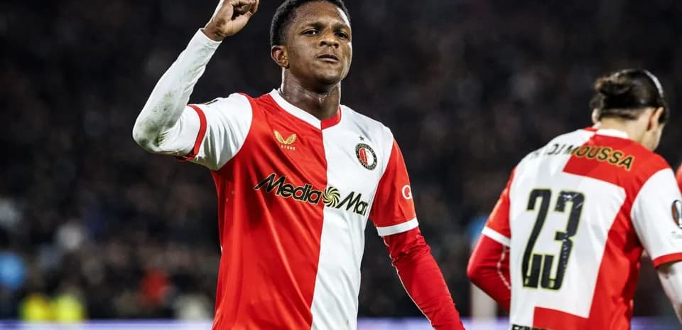 Jugador de Feyenoord celebrando con el puño en alto