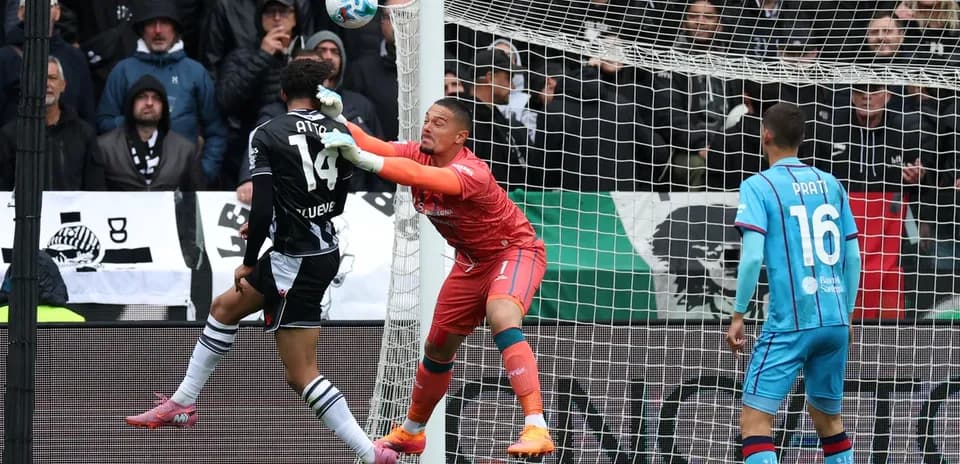 Jugador de Udinese intentando marcar un gol