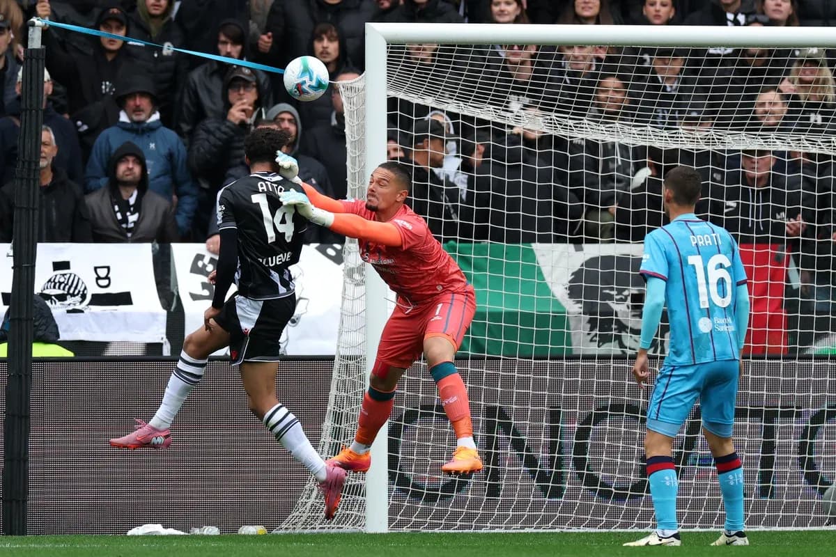 Jugador de Udinese intentando marcar un gol