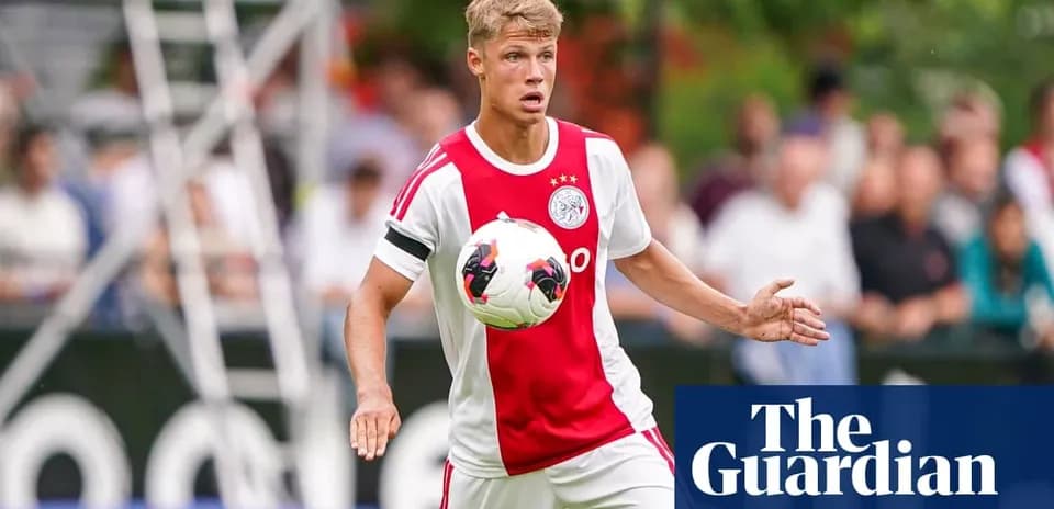 Jugador de Ajax controlando el balón durante el entrenamiento