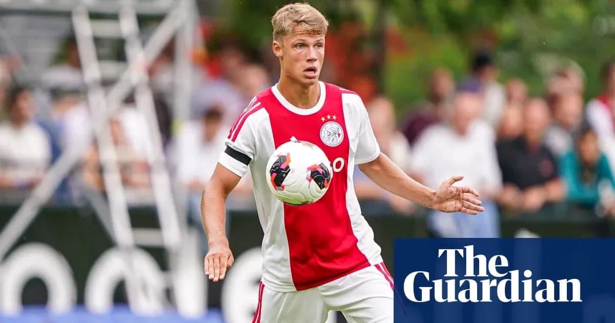 Jugador de Ajax controlando el balón durante el entrenamiento